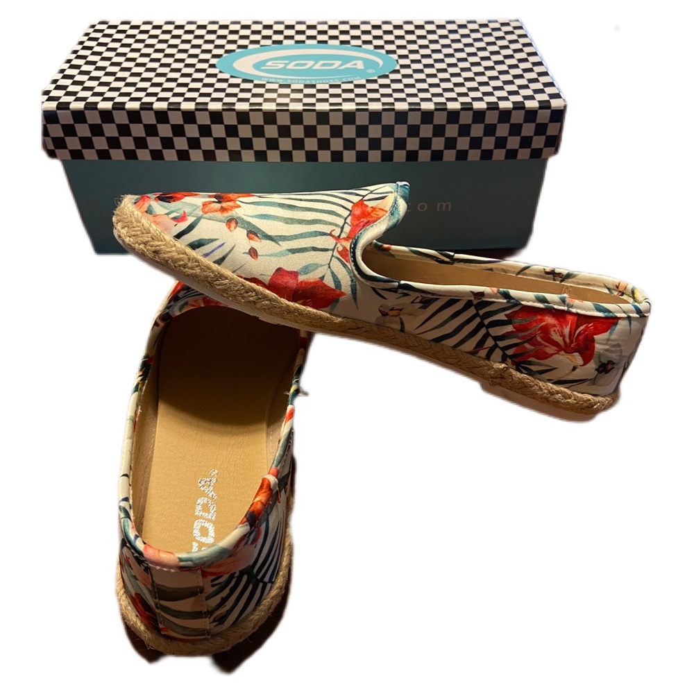 Soda Brand NWT Floral Loafers, Size 7.5